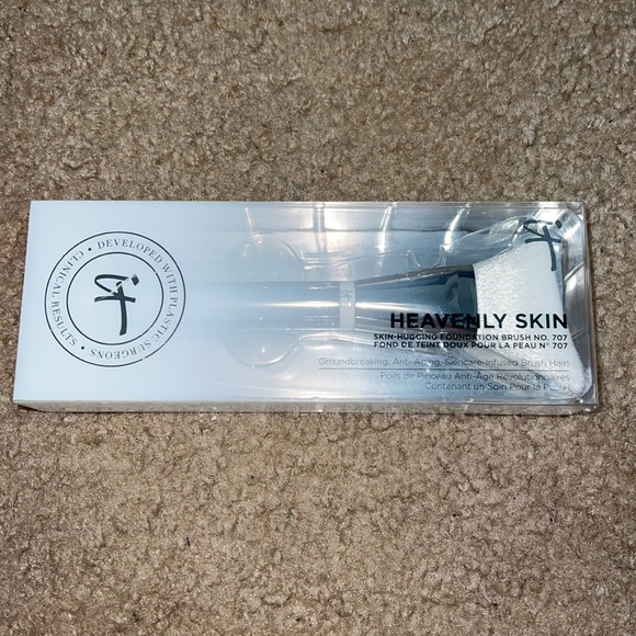 It Cosmetics LIMITED EDITION Heavenly Skin Makeup Foundation Brush 707 NEW - Picture 2 of 4